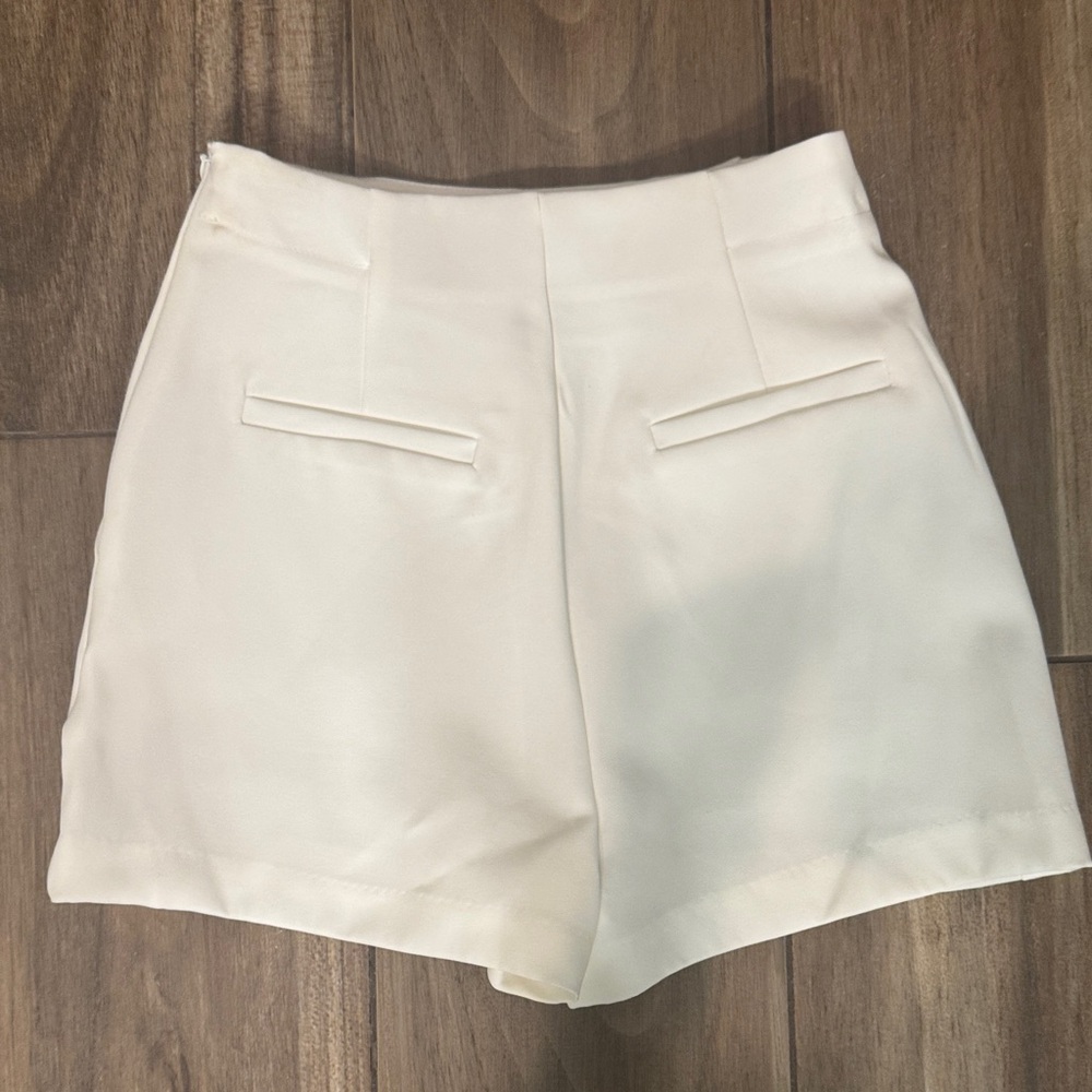 NWOT Aqua Elegant White Buttoned Women's Shorts - Picture 4 of 4